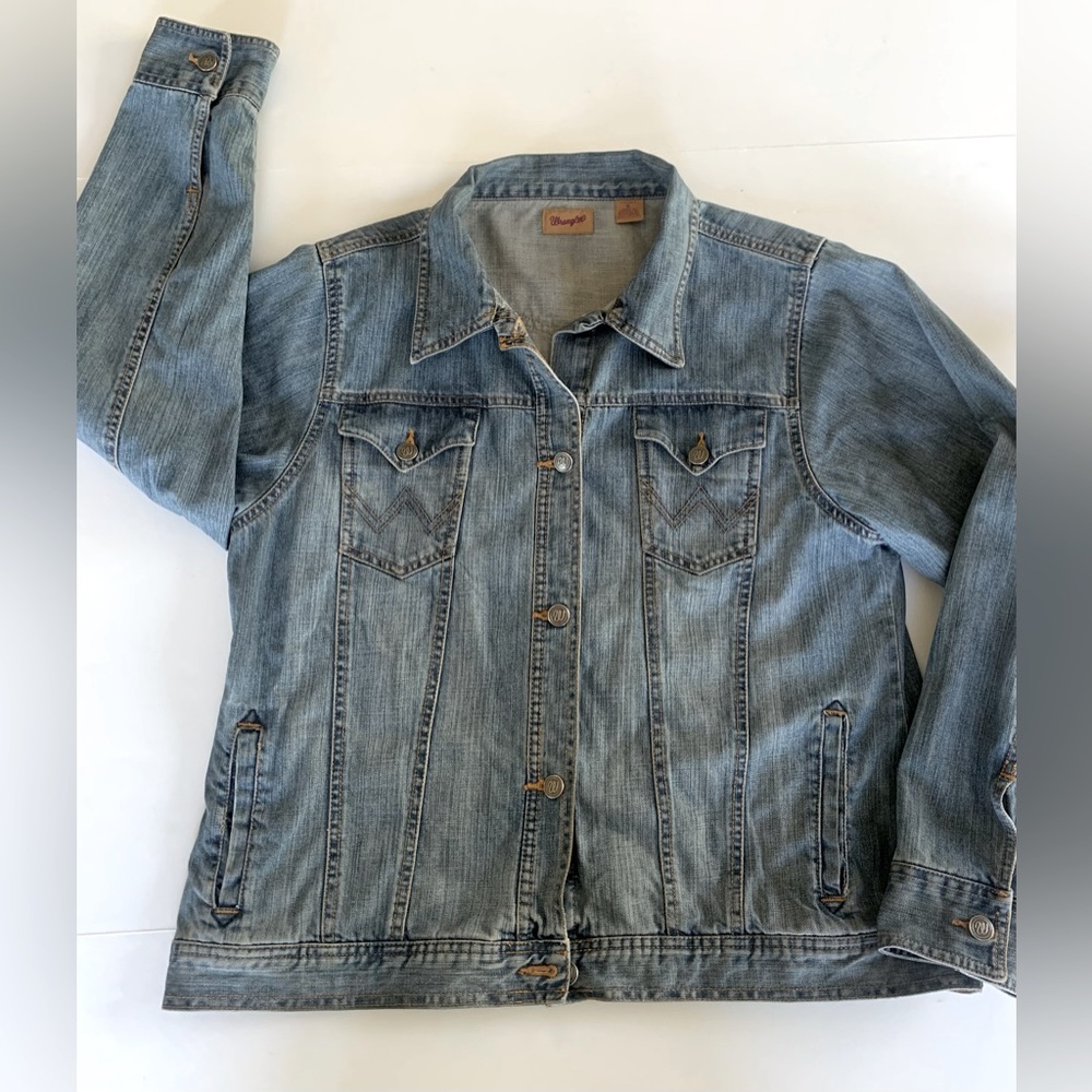 Wrangler Women’s Classic Denim Trucker Jacket - Size XL_Good Shape